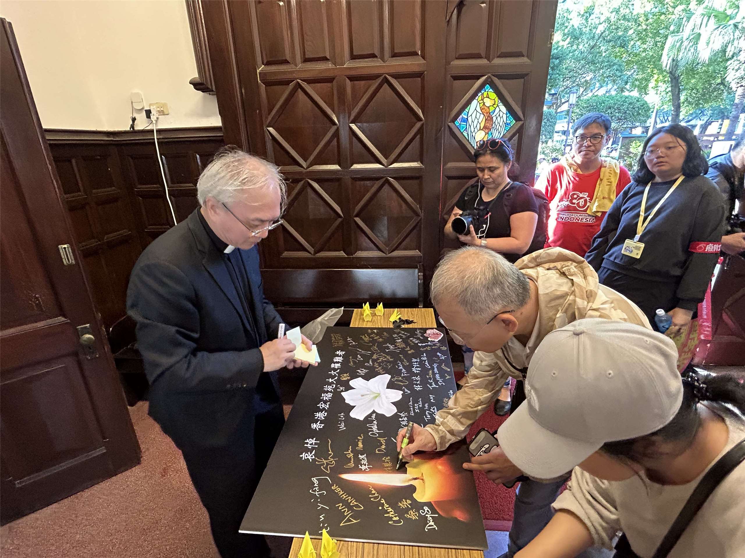 在台港人7日在台北濟南教會舉行「拒絕惡法滅聲、譴責港府」集會，民眾共同悼念香港宏福苑大火罹難者。(趙婉淳 攝)