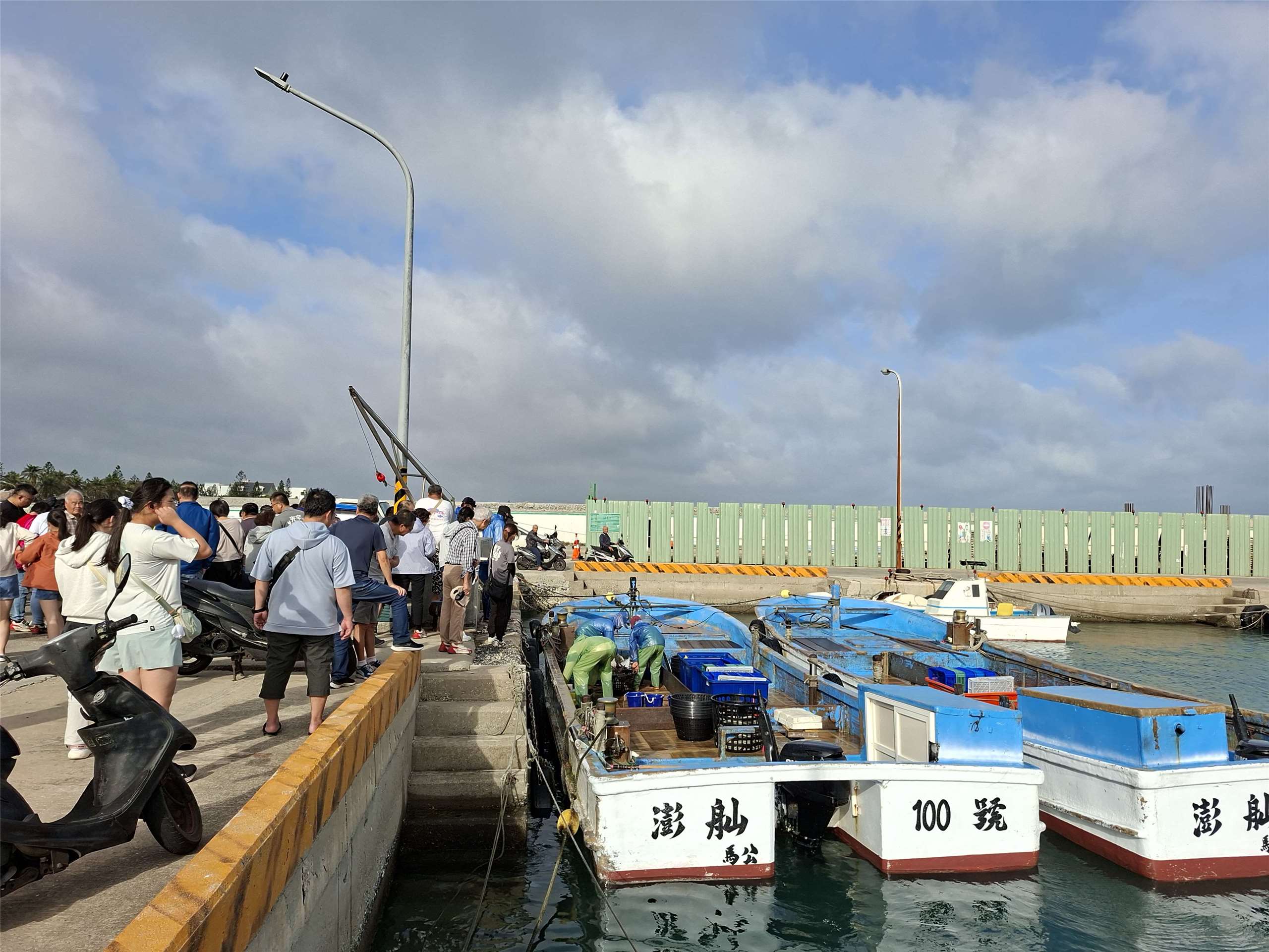 澎湖鎖港港口搶魚貨ing