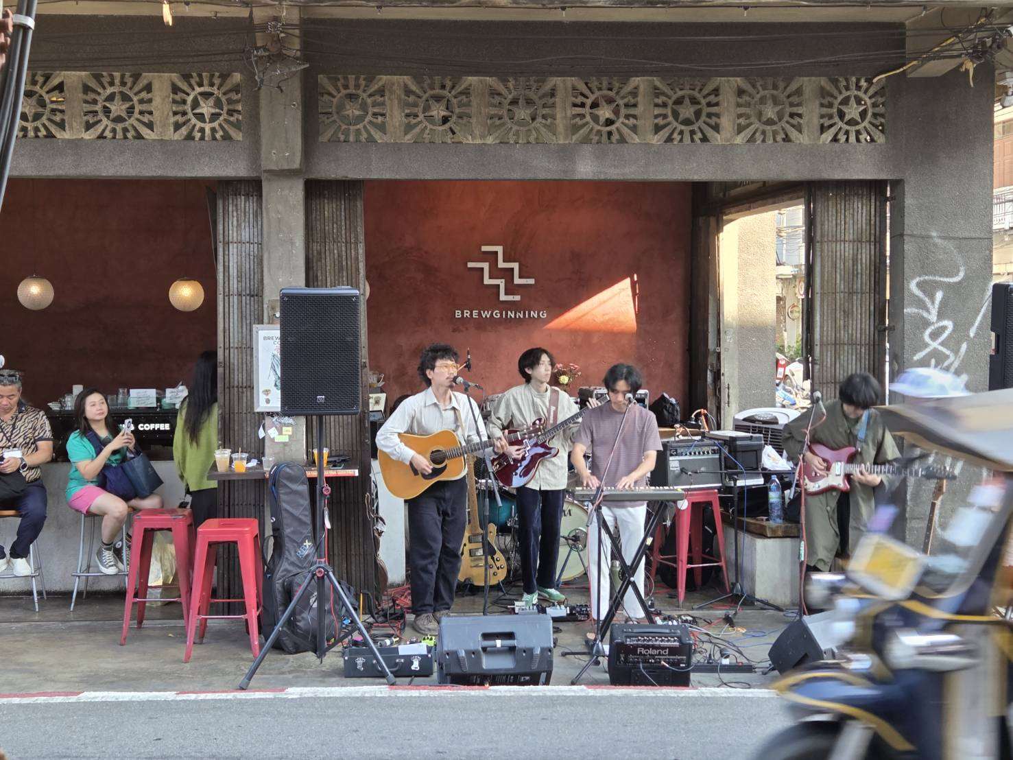 泰國樂團在開放式咖啡館前緊貼巷弄表演，觀眾就在馬路對面自在欣賞，充滿「清邁式Live場景」，讓台灣參訪團印象深刻。(江昭倫 攝)