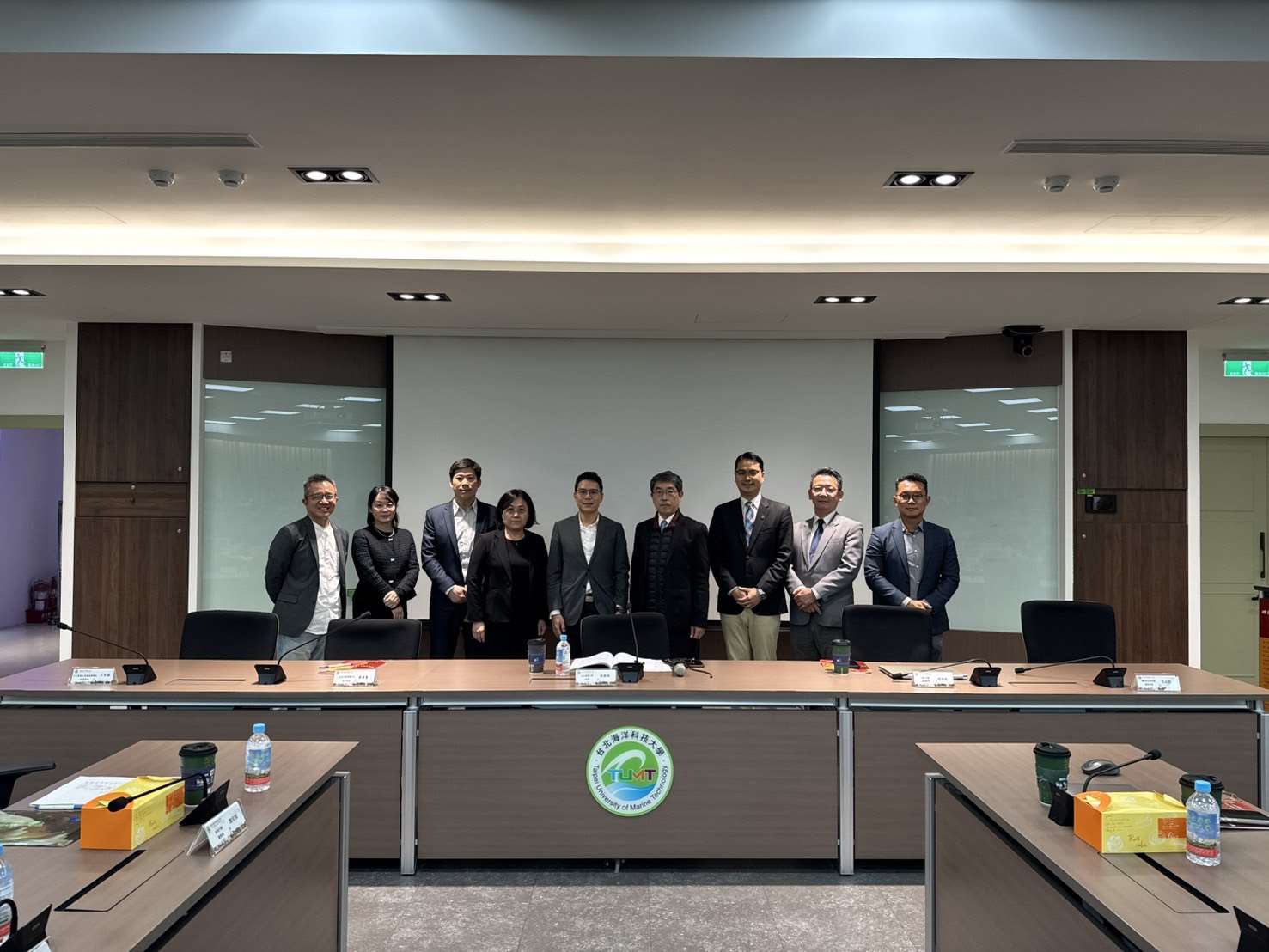 海洋科大11日舉辦「擴張與轉移：習近平對外及對台戰略思維」研討會，第二場「中共對台政策與兩岸關係」論壇與會學者合影。(海洋科大提供)