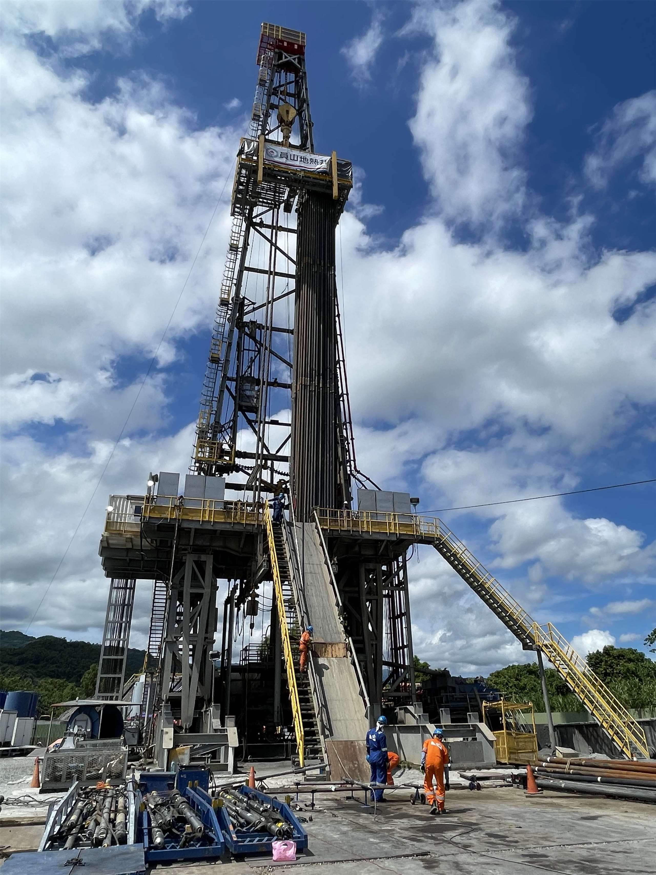 中研院與中油於宜蘭員山開鑽「深層地熱探測井」，首度深鑽至地下近4,000公尺，井底實測溫度接近攝氏150度，並證實該區域地下存在上湧熱源。(圖:中研院)