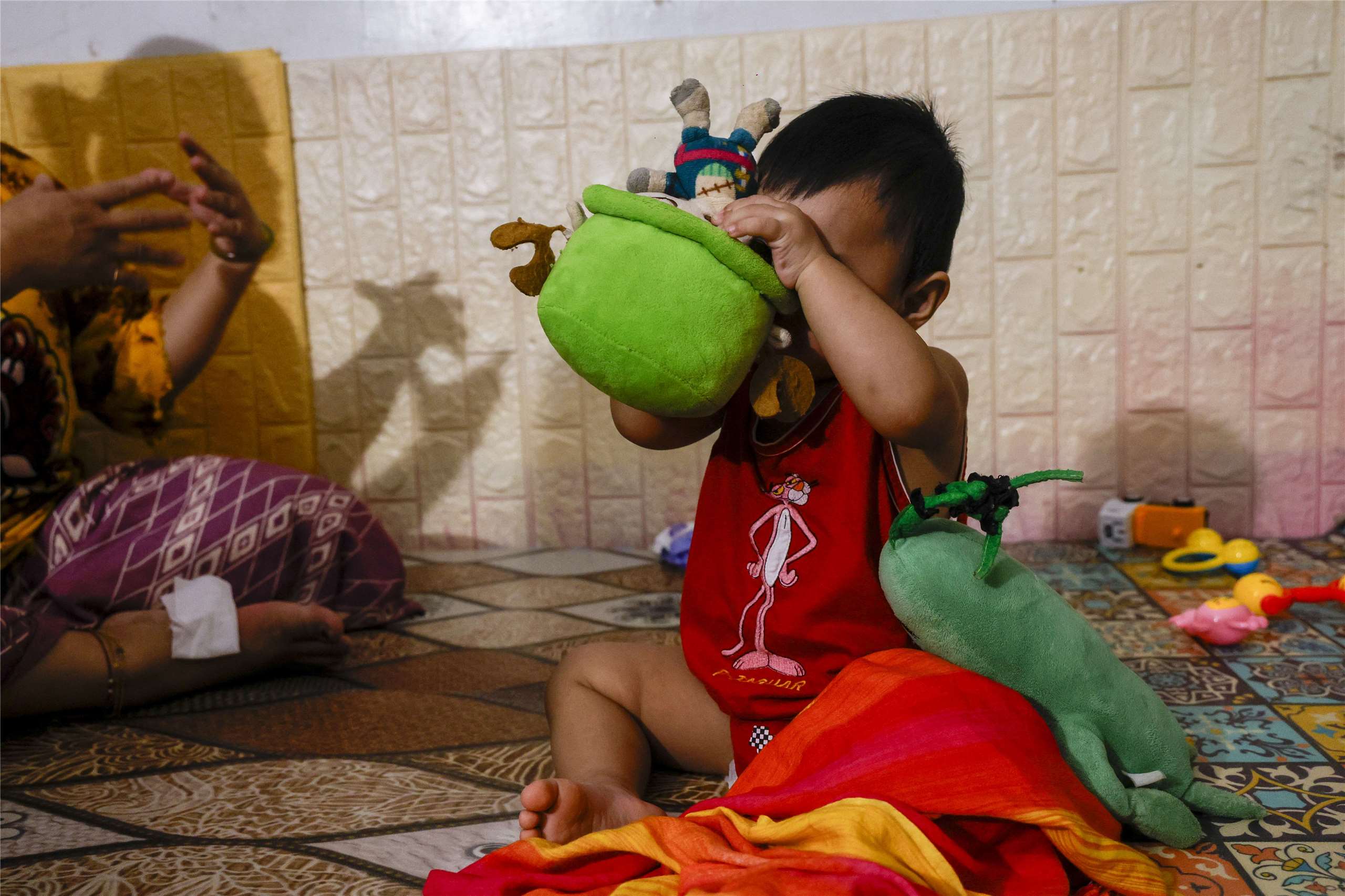 黃子明的鏡頭看見移工議題背後複雜的現實，黑戶寶寶也是外界看不到的部分。(黃子明提供)