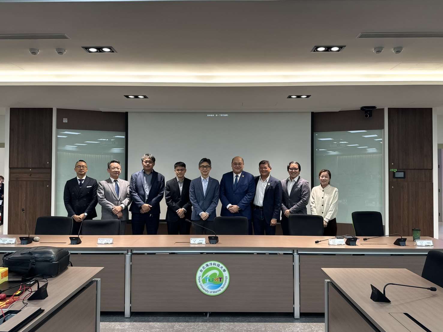 海洋科大11日舉辦「擴張與轉移：習近平對外及對台戰略思維」研討會，首場論壇「中共國際戰略及外交政策」與會學者合影。(海洋科大提供)