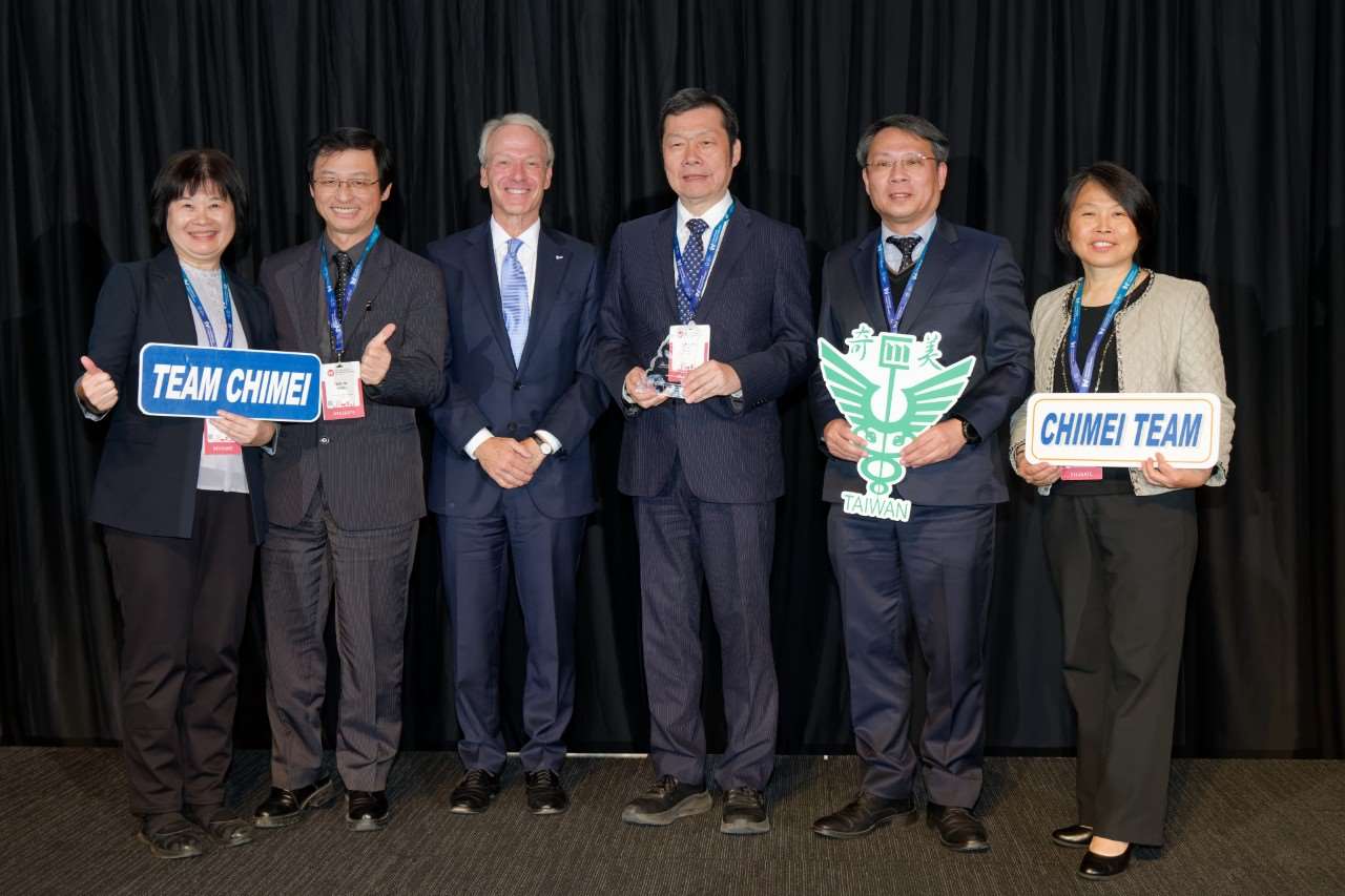 奇美醫院團隊榮獲2025年國際醫院聯盟第48屆大會「醫療人員福祉獎」金獎與「臨床品質與病人安全獎」銀獎殊榮。(奇美醫院護理部部長馬淑清提供)