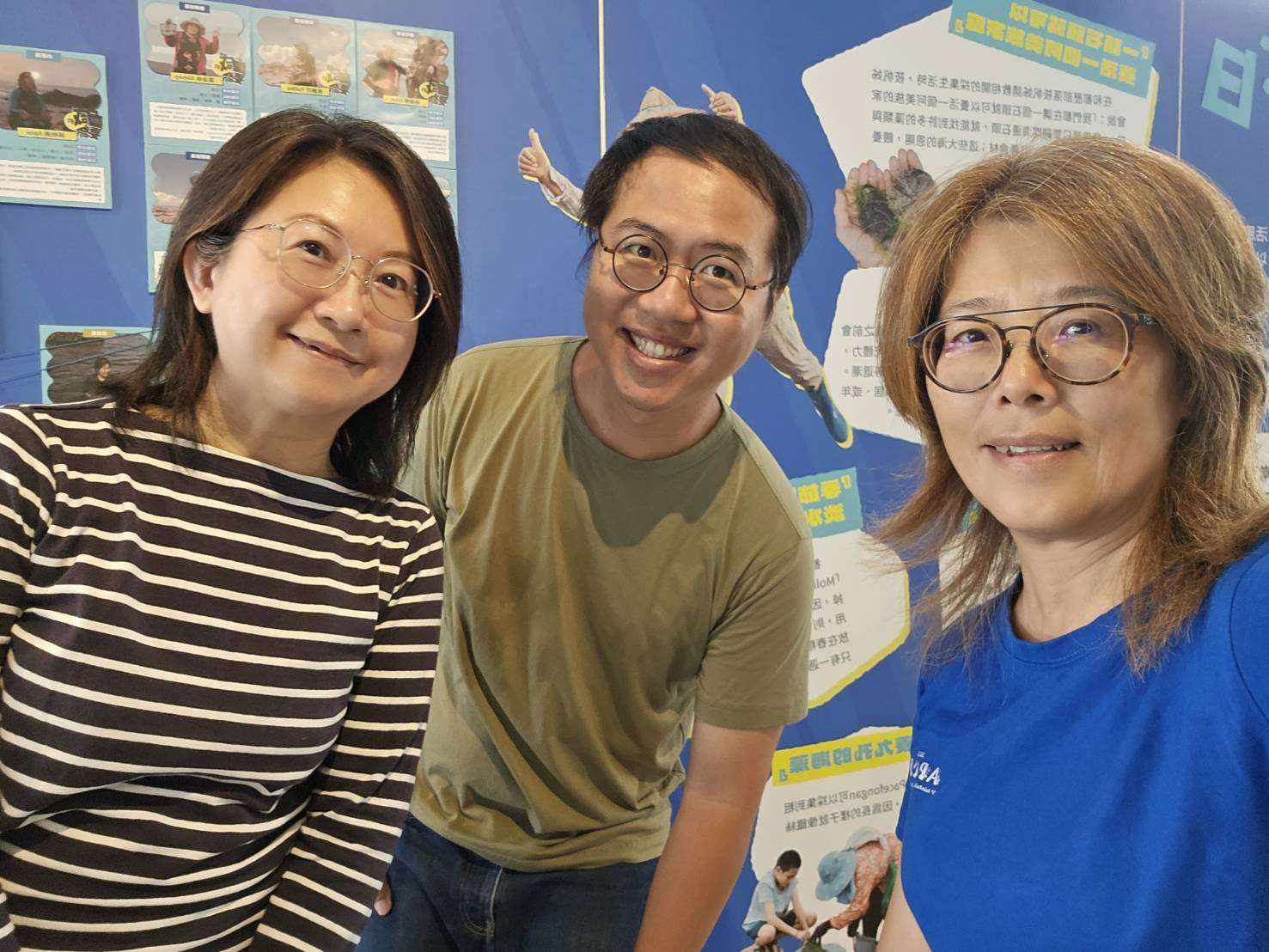 巫新睿（中）與主持人合影