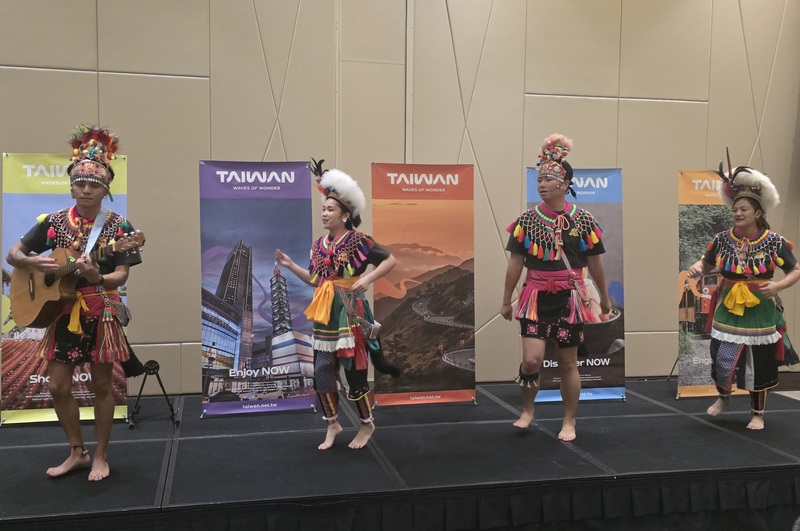 交通部觀光署11日在溫哥華舉辦台灣觀光推廣活動，
活動由「都蘭國」原民舞蹈登場，帶領觀眾一起踏步
起舞，嗨翻全場。
