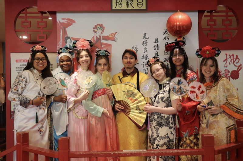 加拿大邁索納沃學院學生6月在台沉浸式學習華語，
因適逢端午節，學生們也參與中華舞蹈、捏麵人、書
法與香包製作等文化體驗系列活動。
（駐加代表處提供）