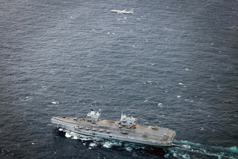 英國先進航空母艦「威爾斯親王號」15日在印度洋活
動，澳洲P8海上巡邏偵察機藉機友善飛越。
（英國國防部提供）