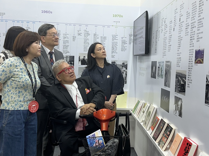 首爾大都會圖書館館長吳芝恩（前左）20日參觀首爾
國際書展台灣館，台北書展基金會董事長郝明義（前
右）以韓文導覽。