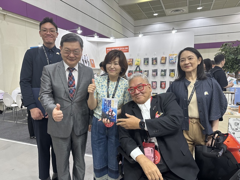 首爾大都會圖書館館長吳芝恩（中）20日參觀首爾國
際書展台灣館，台北書展基金會董事長郝明義（右
2）致贈韓文著作。