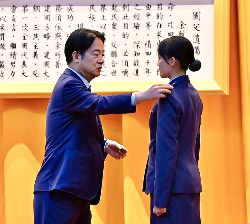 總統賴清德（左）26日上午前往陸軍軍官學校出席
「114年三軍八校院聯合畢業典禮」，授階給學生代
表。
