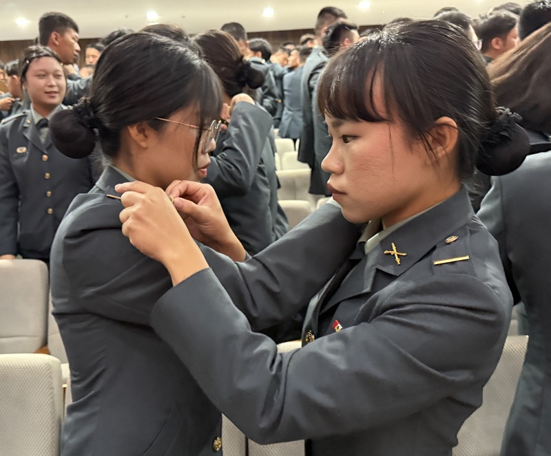 「三軍八校院聯合畢業典禮」26日上午在高雄陸軍官
校校區舉行，畢業生相互替同儕掛階互道恭喜。