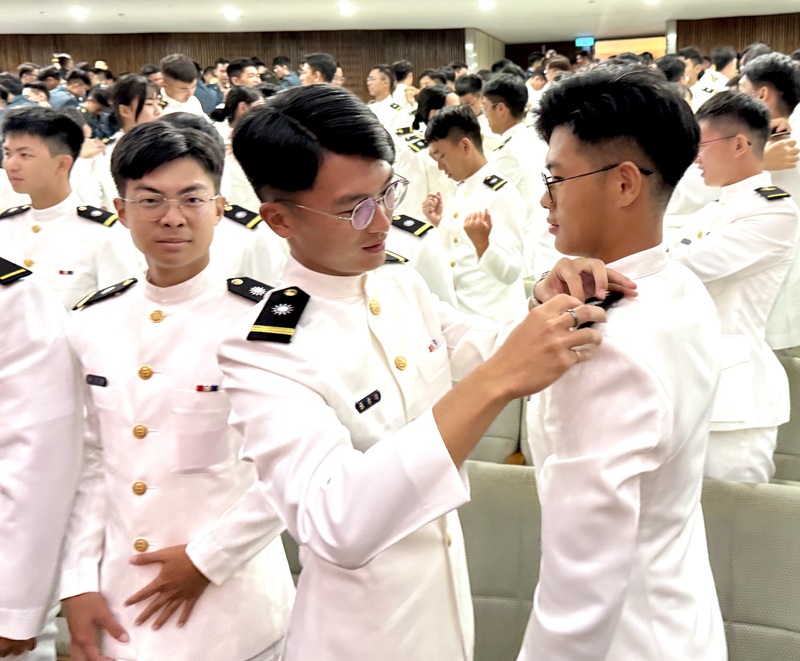 「三軍八校院聯合畢業典禮」26日上午在高雄陸軍官
校校區舉行，畢業生相互替同儕掛階並互道恭喜。