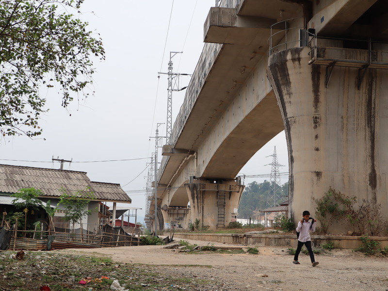 中寮鐵路建設迫使部分寮國民眾必須搬離家園，或庭院被徵收、土地被切割。儘管對補償金額不滿，但寮國民眾也無可奈何。