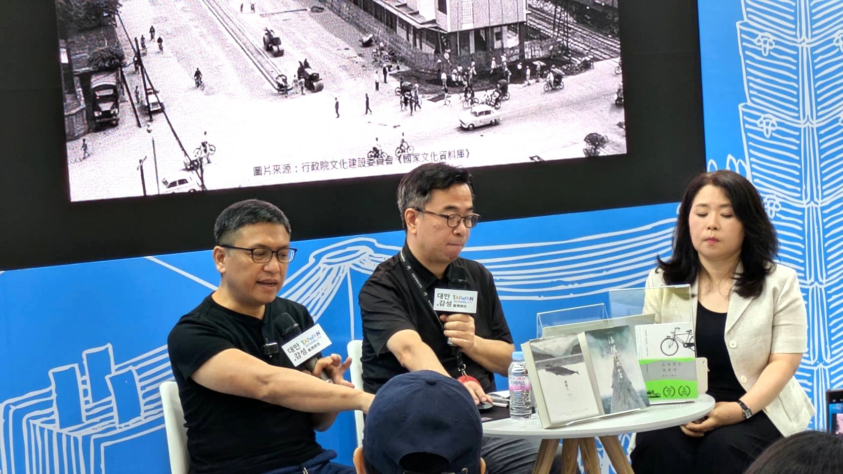 首爾國際書展台灣主題國18日首場沙龍講座活動，由吳明益(左)開場，與韓國譯者許裕暎(右)對談。(江昭倫 攝)