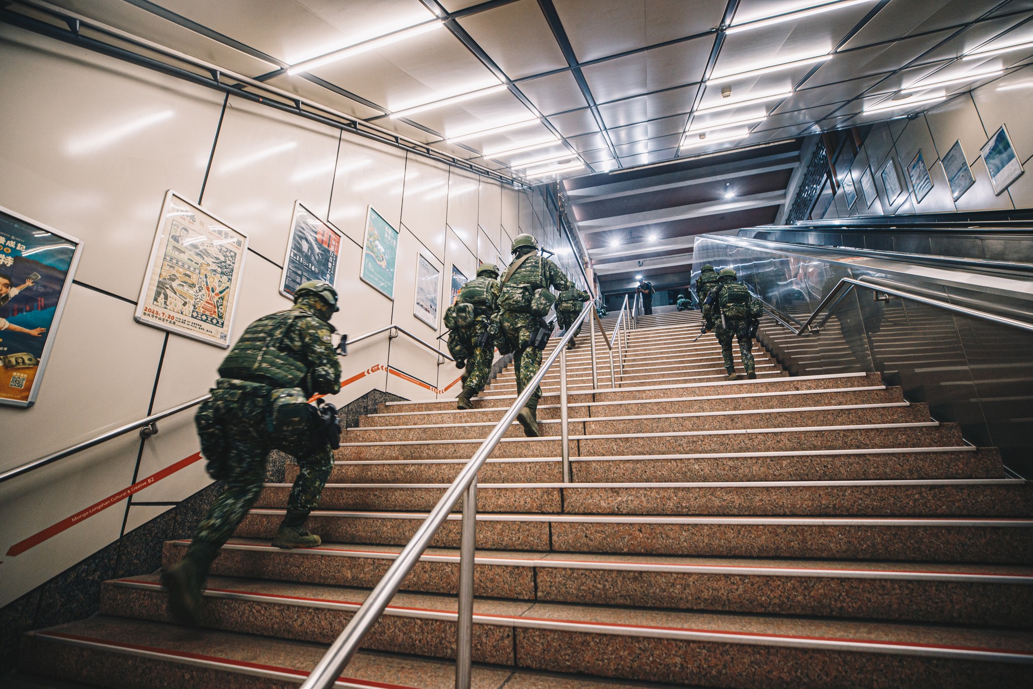 命令下達後，官兵調整各項資源部署。（軍聞社提供）