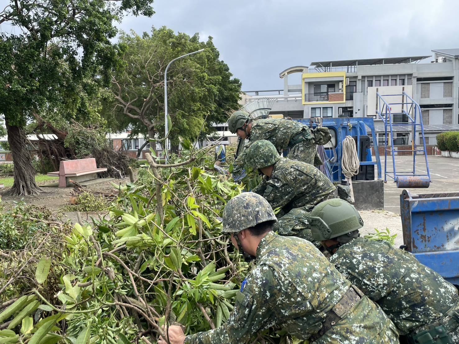國軍第四作戰區持續協助台南地區災區復原。(圖：第4作戰區提供)