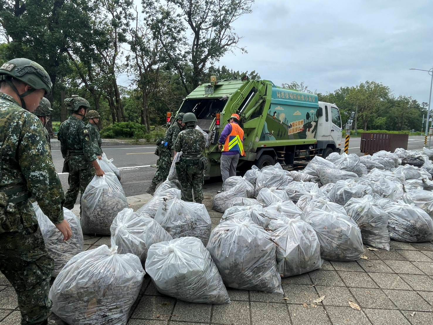 國軍第四作戰區持續協助台南地區災區復原。(圖：第4作戰區提供)
