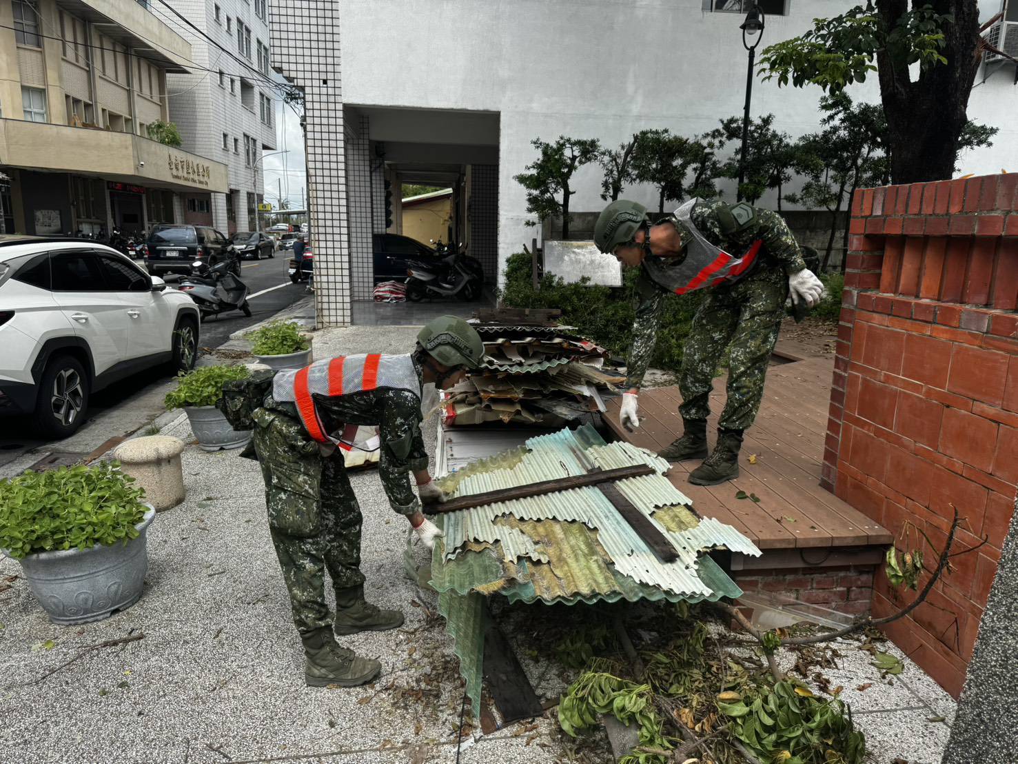 國軍第四作戰區持續協助台南地區災區復原。(圖：第4作戰區提供)