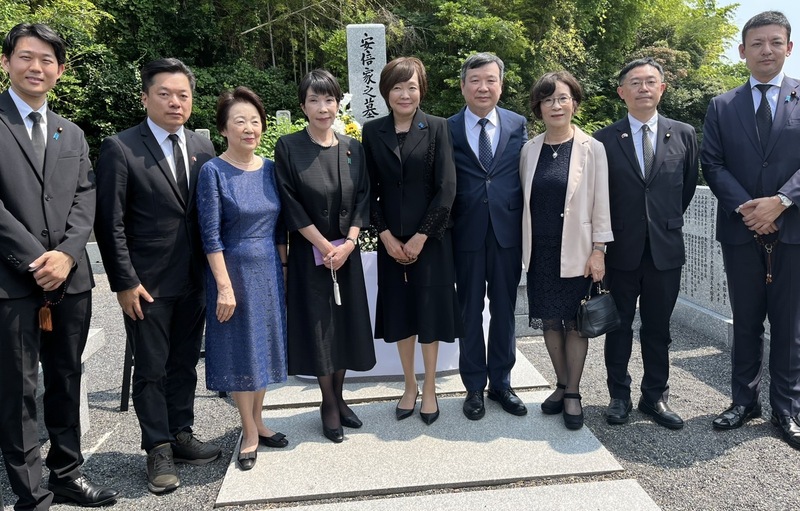 駐日代表李逸洋夫婦8日出席於山口縣長門市舉行的「安倍晉三前首相追思會」，左起為眾議員岸信千世、立法委員陳俊宇、參議員山谷惠理子、眾議員高市早苗、安倍昭惠、李逸洋夫婦、立法委員李坤城及眾議員吉田真次。
（駐日代表處提供）