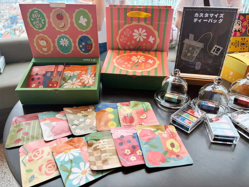農業部與台灣區製茶工業同業公會15日在日本東京舉辦「現代台灣茶精選」，展示多款台灣茶產品，包括烏龍茶與紅茶的散葉茶、茶包等，甚至還有以茶葉殘渣製作、充滿茶香的橡皮擦，相當特別。