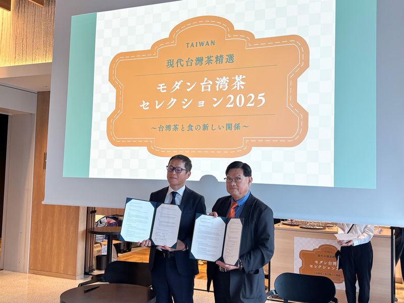 農業部與台灣區製茶工業同業公會15日在日本東京舉辦「現代台灣茶精選」，台灣區製茶工業同業公會理事長陳雲康（右）與日本TSO國際會展有限公司社長佐佐木剛簽署合作備忘錄。