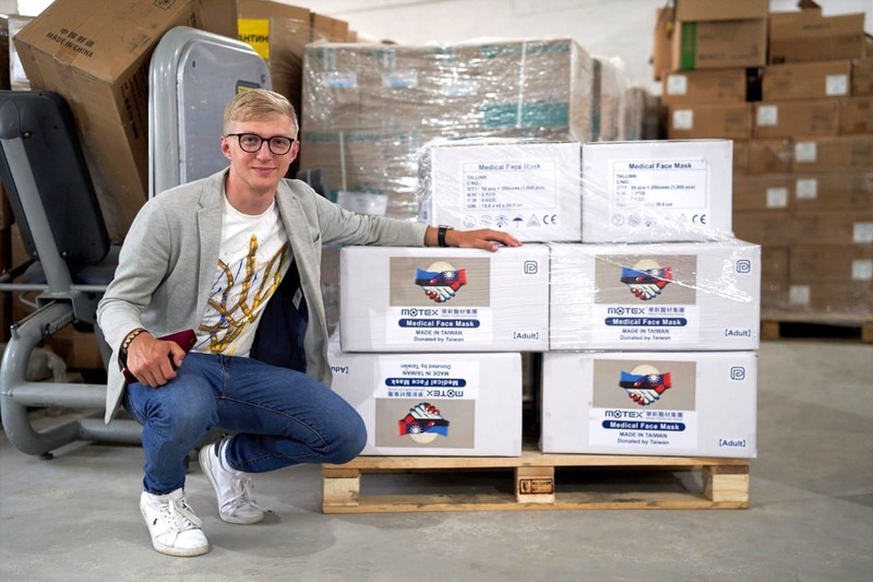 在駐拉脫維亞代表處的協調下，愛沙尼亞國會友台小組主席裴克多（圖）親自協助運送台灣企業捐贈的口罩至烏克蘭。（駐拉脫維亞代表處提供）
