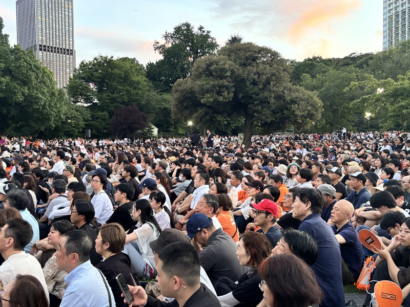 日本參議院大選前夕，各政黨19日在選前之夜總動員，參政黨的集會現場湧入大批年輕群眾。(中央社)
