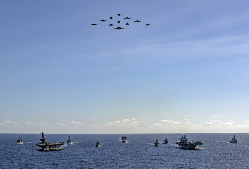 由英國航空母艦「威爾斯親王號」（右前）領軍的打擊群18日在澳洲歷來最大規模「護身軍刀」軍演期
間，與美國航艦「喬治華盛頓號」（左前）領軍的打擊群首度展現英美「雙航艦」打擊群編隊航行操演陣容。（英國國防部提供）