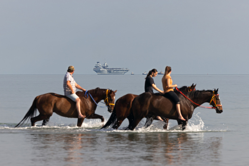 英國航空母艦「威爾斯親王號」23日航抵澳洲北部達爾文港市，圖為岸上民眾注目航艦接近。（英國國防部提供）