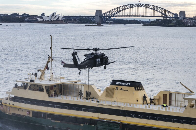 在澳洲大規模多邊軍演「護身軍刀」前置階段，英國的兩棲特種部隊7月上旬曾與澳洲、美國、日本和新加坡官兵，在雪梨港近海聯合舉行反恐演訓，背景是澳洲知名地標雪梨歌劇院。（英國國防部提供）