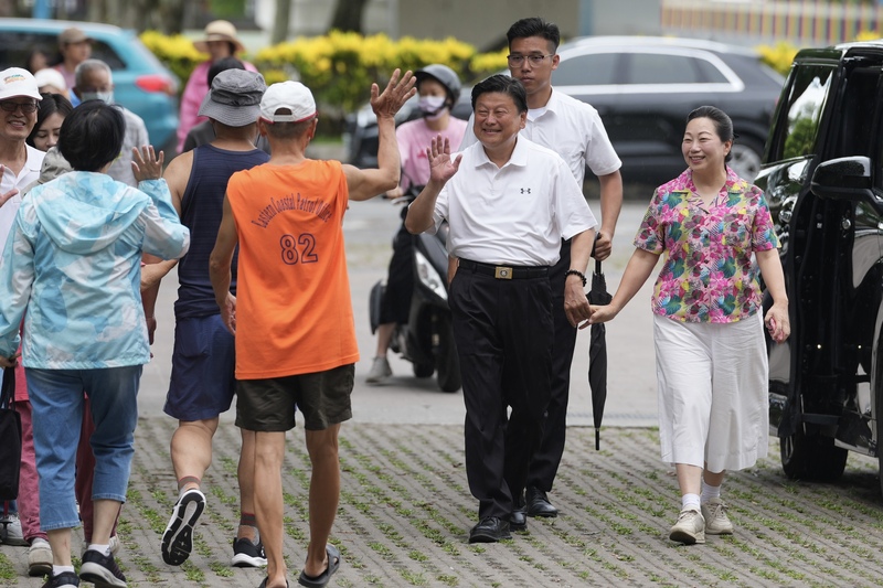 立委罷免案投票日，國民黨立委傅崐萁（前右2）26日上午與花蓮縣長徐榛蔚（前右1）前往吉安國中投票所投票，向民眾揮手致意。
