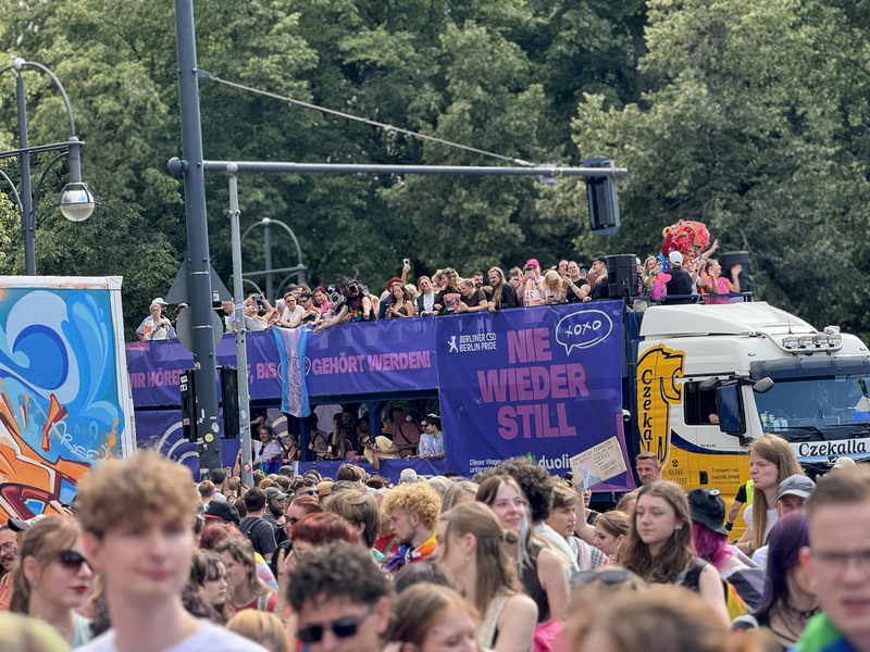 2025年柏林驕傲遊行主題為「不再沉默」，市府估計，今年有超過50萬人參與這場結合音樂、遊行與政治訴求的夏日盛會。