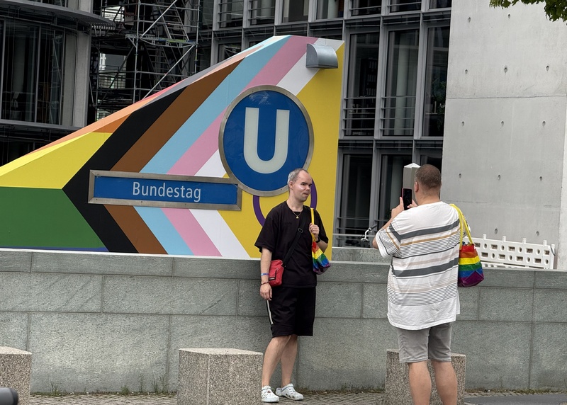 柏林地鐵公司BVG將「國會大廈」地鐵站出口漆成進步版彩虹旗的圖樣，吸引不少民眾打卡拍照。進步版旗幟除原有六色，另加入代表跨性別與有色人種群體的元素，擴大對多元性別的包容。