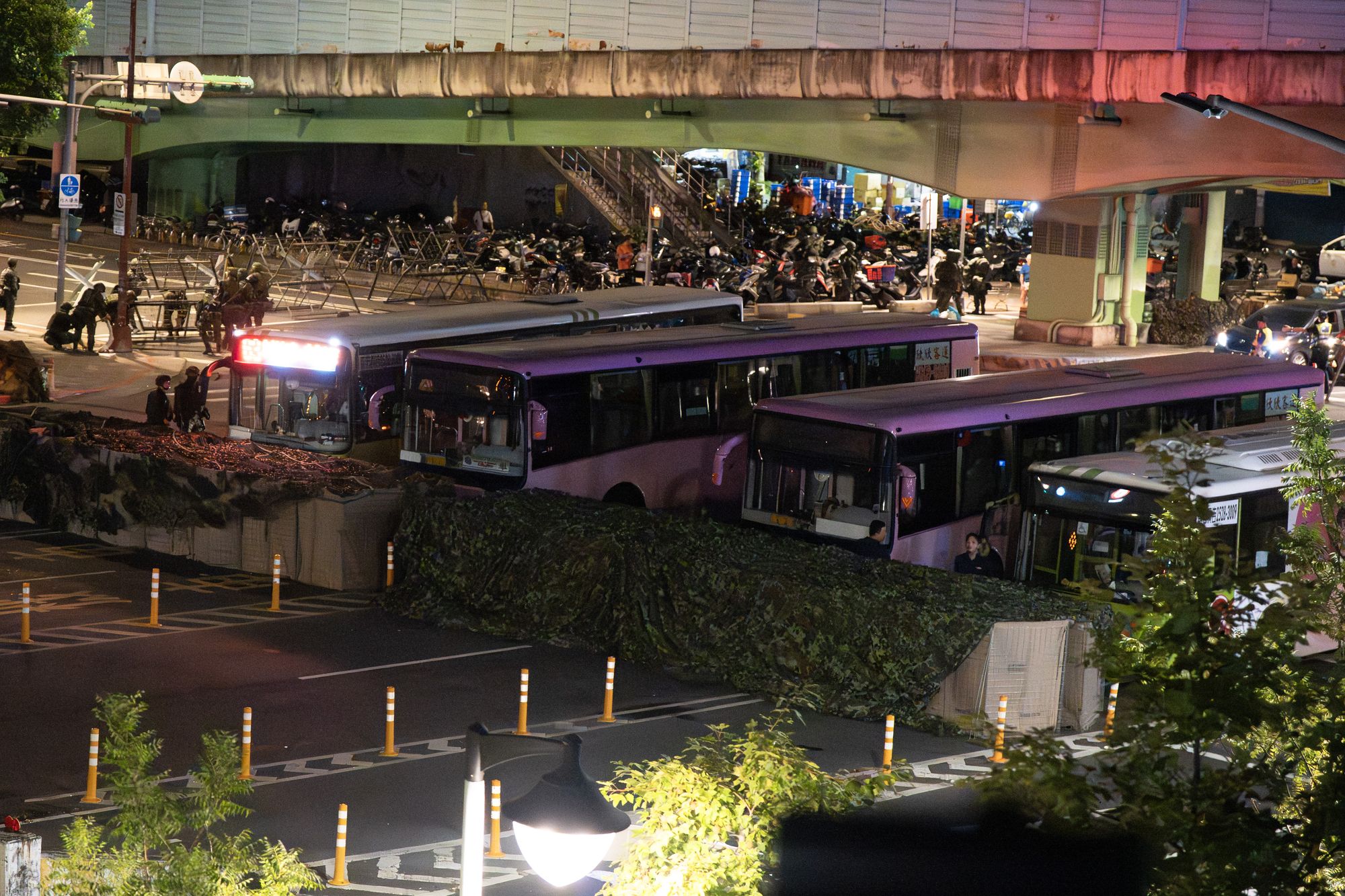 憲指部於15日的「橋梁守備」演練中，同時也徵集民間大型車輛，做為重要道路據點阻絕使用。(楊仁翔 攝)