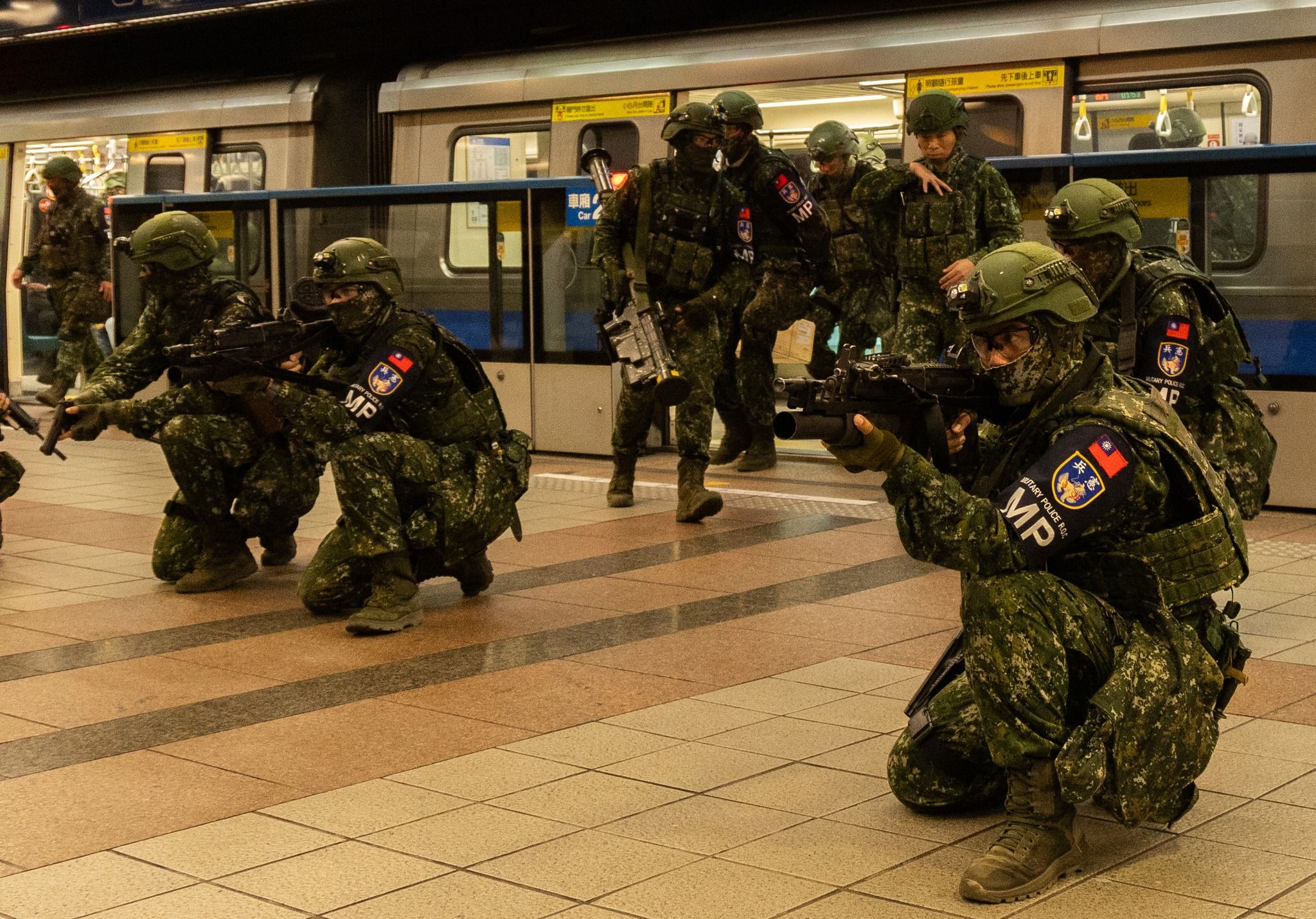 憲兵指揮部官兵於捷運站內實施警戒及兵力轉用。（青年日報社提供）