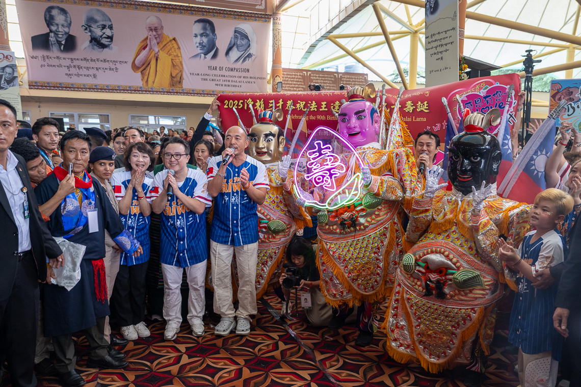 達賴喇嘛慶90大壽，戴Team Taiwan帽看三太子表演。 (圖:FB/14thGyalwaRinpoche)