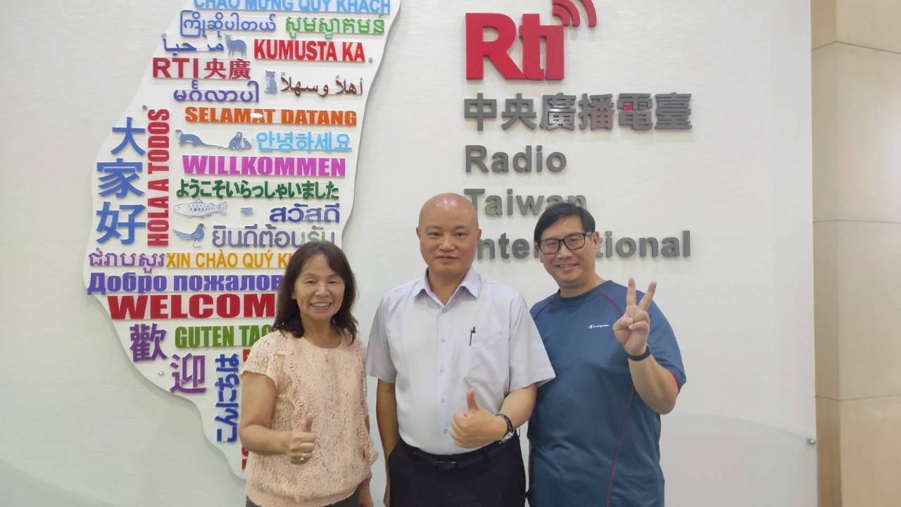 楊聰榮副教授(中)主持人吳振南(右)黃玉美(左)