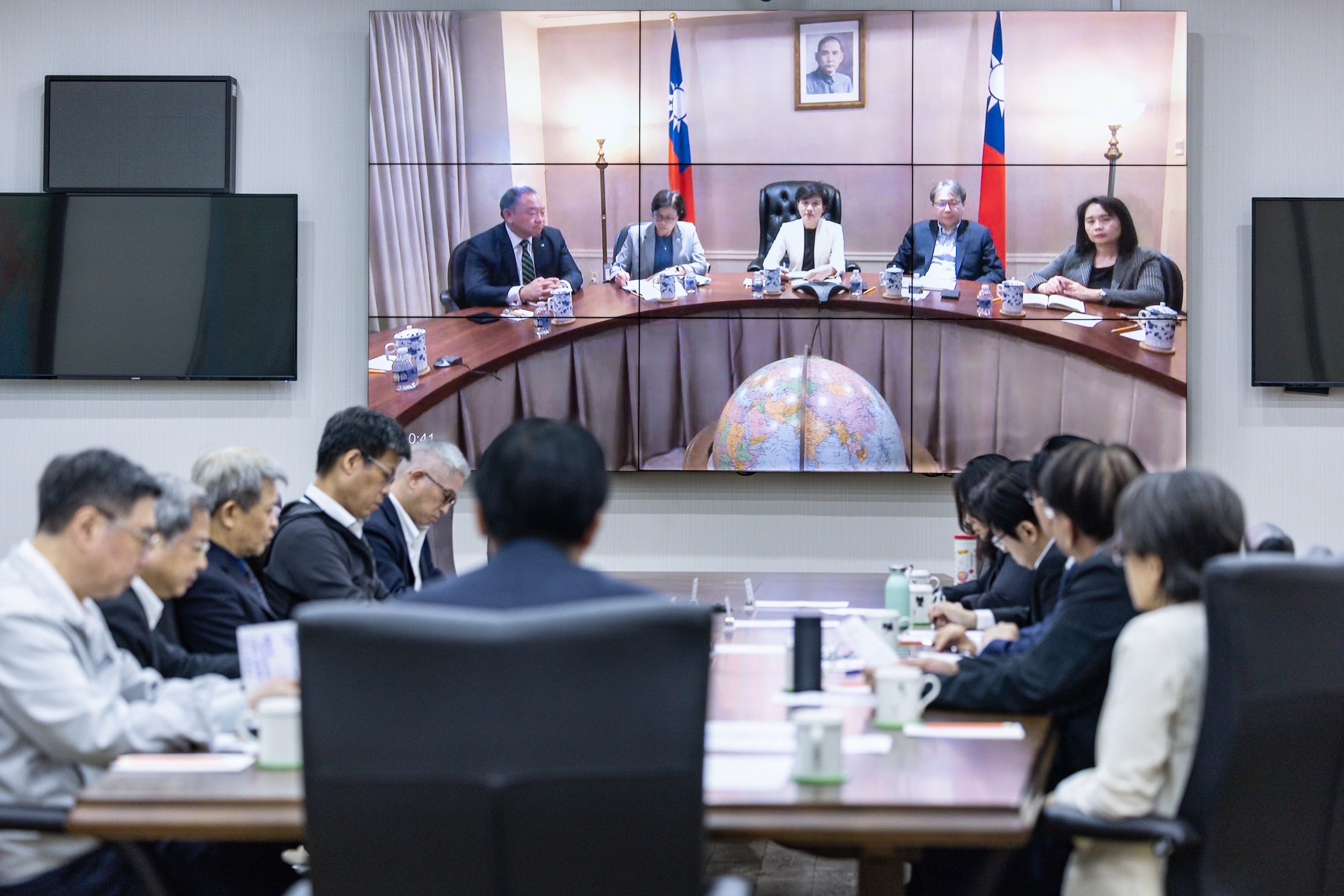 賴總統7日深夜與目前正在美國的經貿談判團隊進行視訊通話。 (圖：總統府提供）