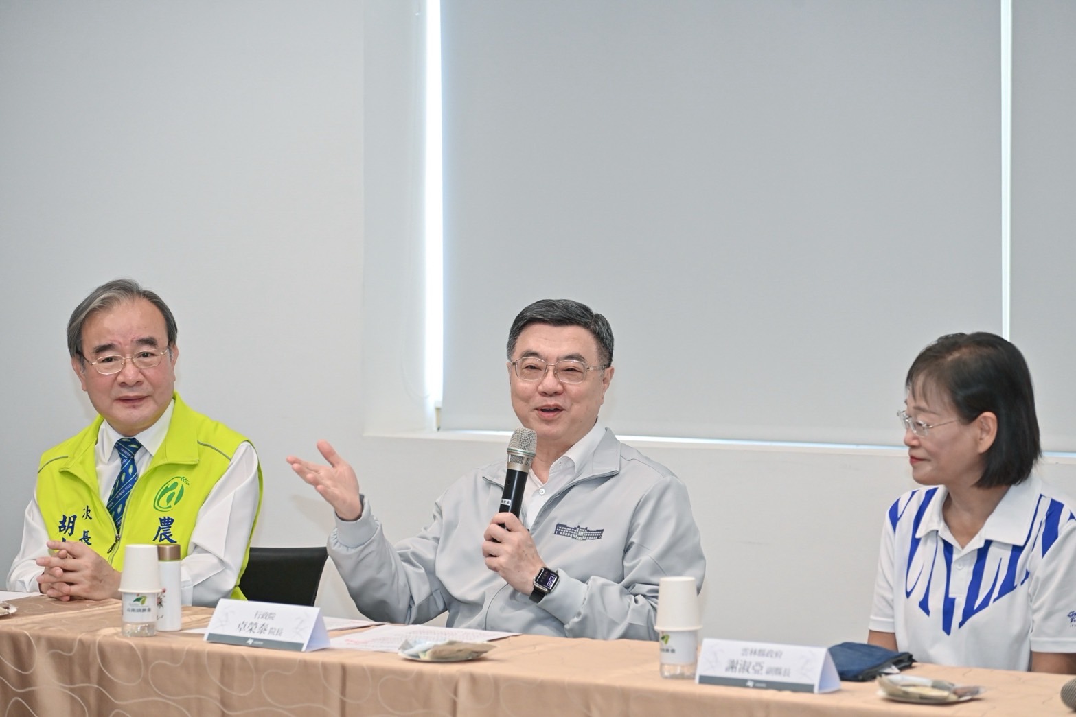 行政院長卓榮泰5日視察斗南鎮農會精米工場公糧儲備情形。 (行政院提供）