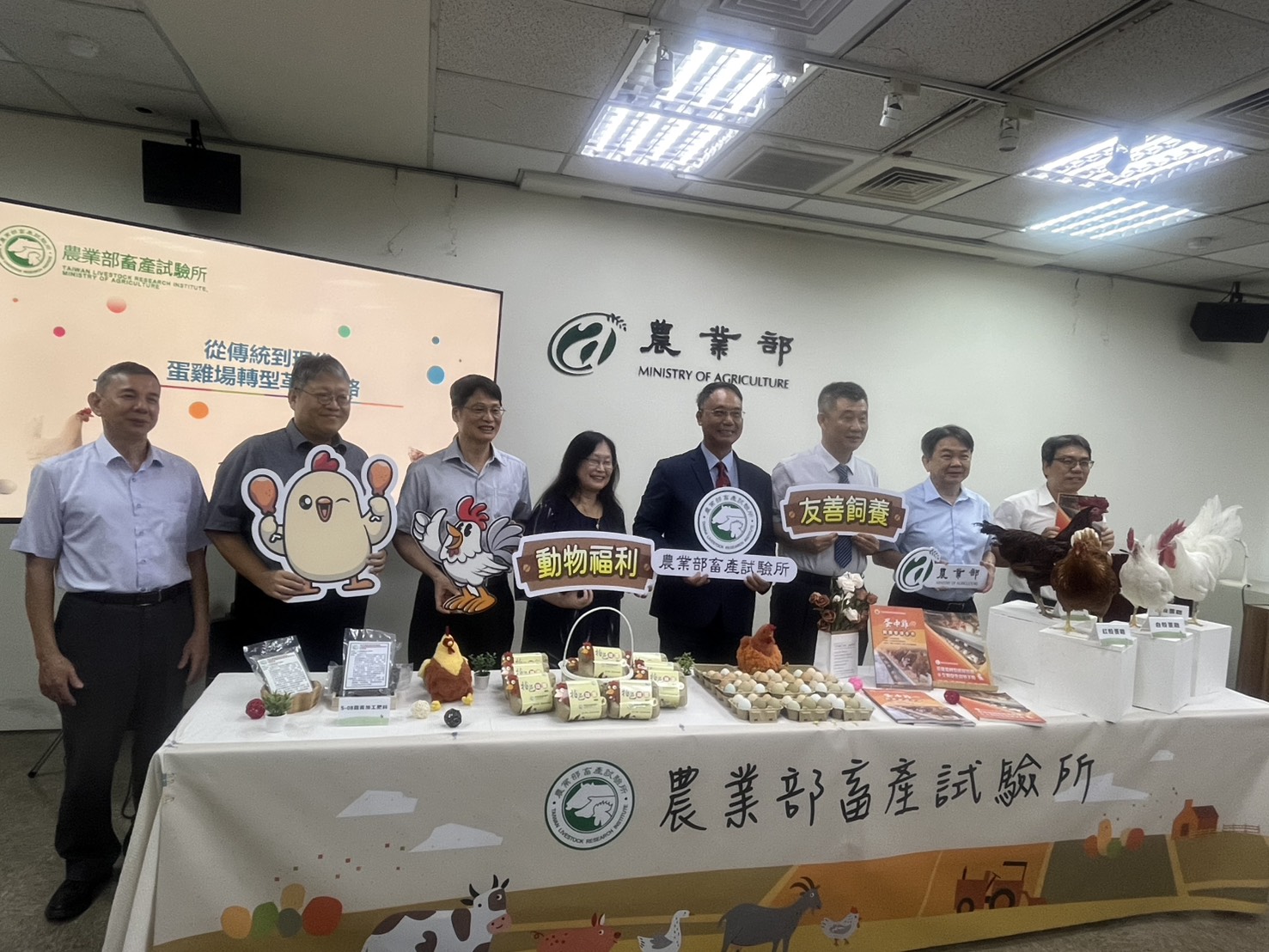 畜試所組成包括畜牧、獸醫與生物機電專家的輔導團隊，至高屏、雲嘉南、中彰投與桃苗地區實地輔導蛋中雞及蛋雞場，透過問題診斷與改善建議，協助業者導入水簾通風、省工設備。(圖/陳林幸虹 攝)