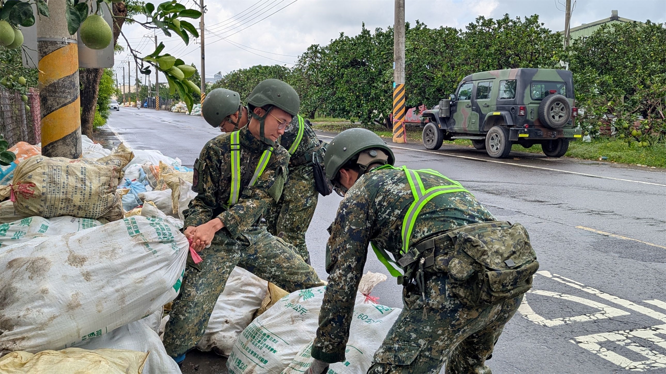 國軍第四作戰區持續協助台南地區災區復原。(圖：第4作戰區提供)