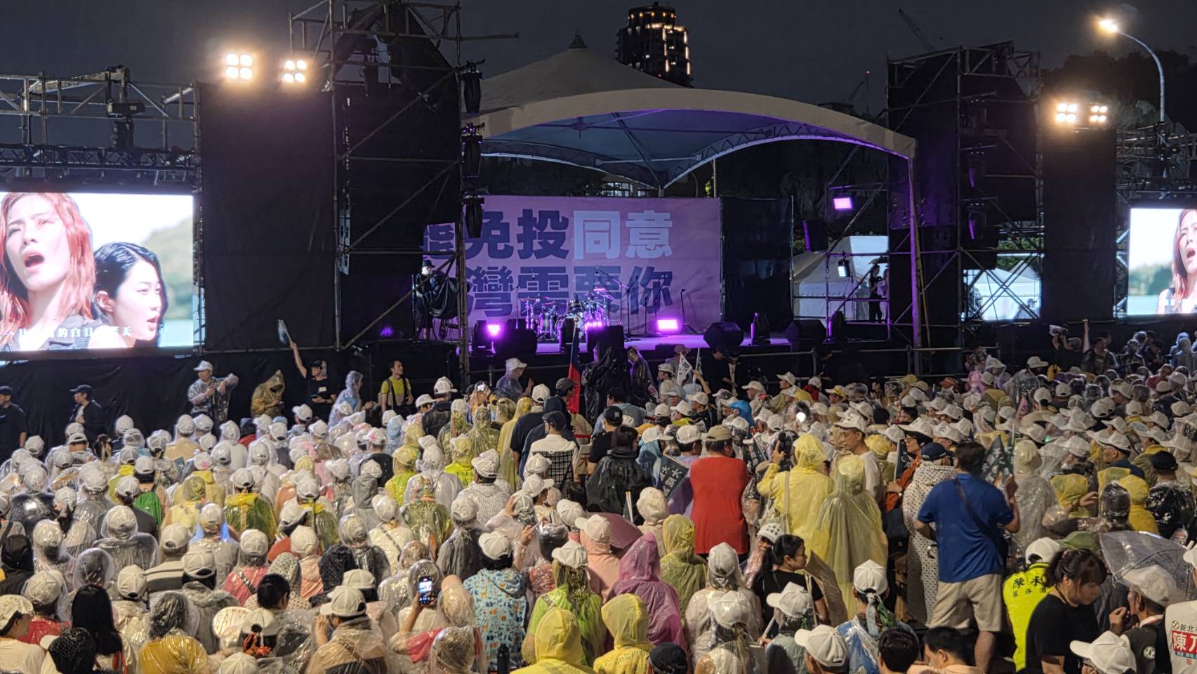 反共護台志工聯盟今天(24日)晚間在凱道舉辦大型造勢晚會。（劉玉秋攝）