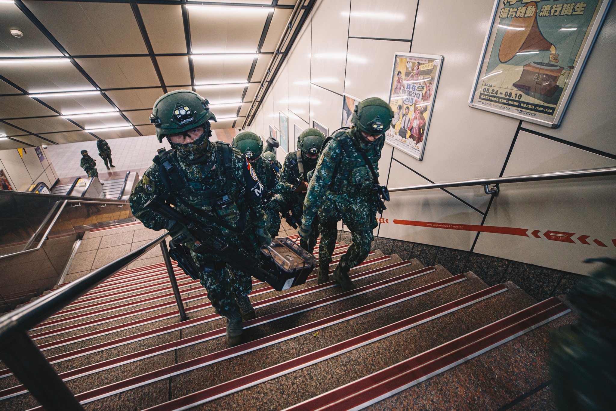 命令下達後，官兵調整各項資源部署。（軍聞社提供）