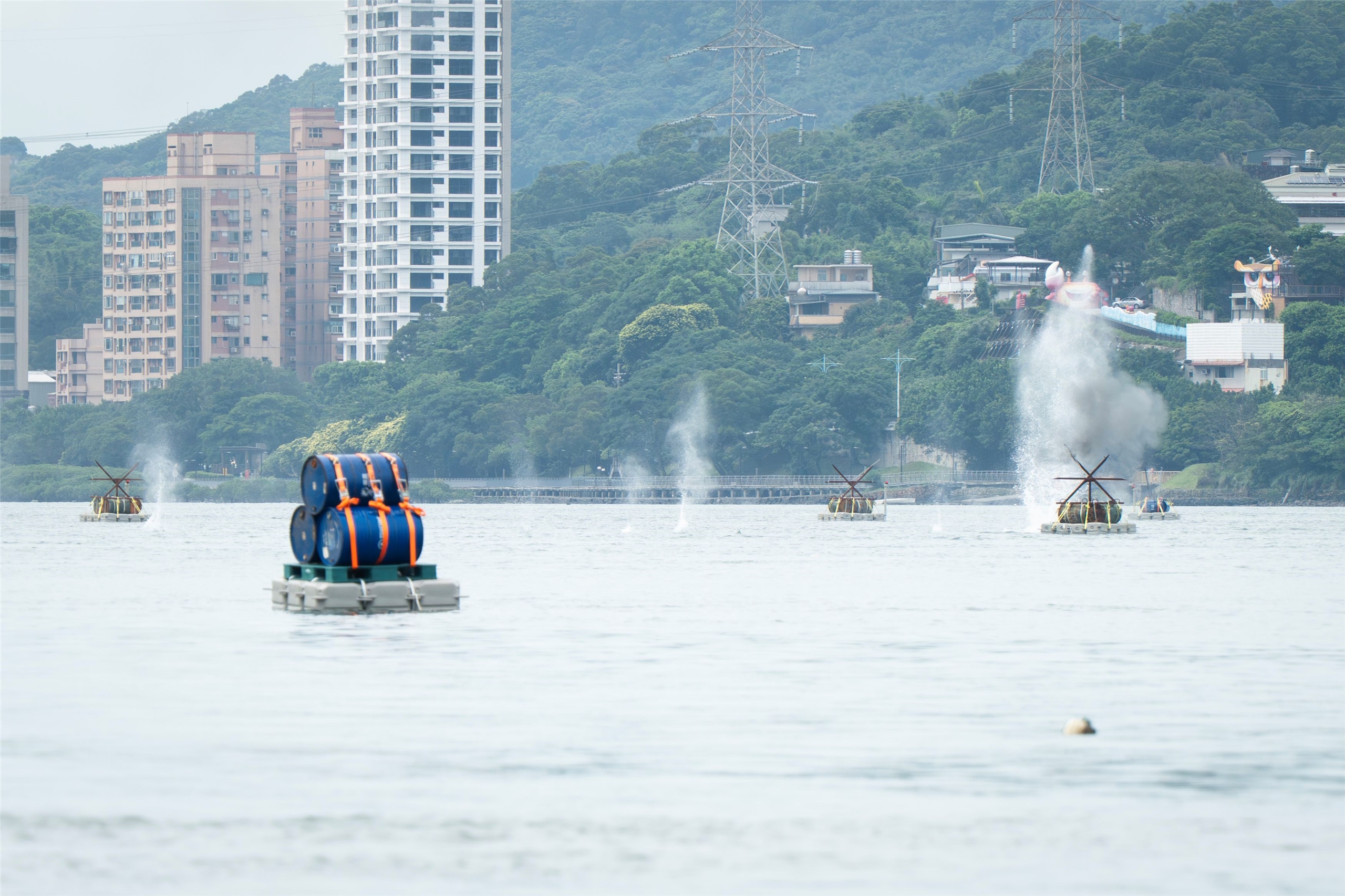 國軍第3作戰區，12日進行「河道阻絕設置」演練，訓練中實施引爆裝有C4炸藥的錚刺蝟浮台，模擬阻絕共軍進入的真實場景。(楊仁翔 攝)