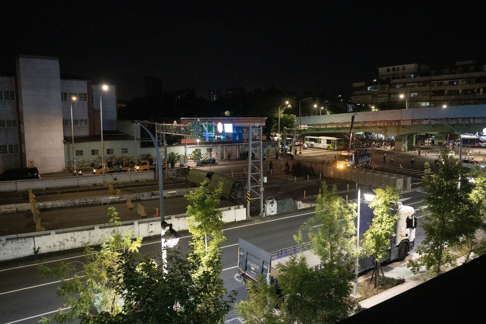 憲指部15日執行「橋樑守備」操演，在萬板大橋架設4處阻絕據點，僅花費2小時就完成，展現快速部署的作戰效能。(楊仁翔 攝)