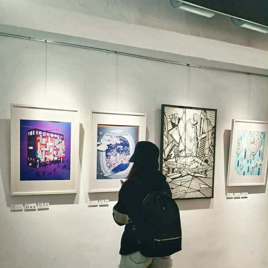 小島慢遊會定期舉辦插畫及創作展覽，亦有提供空間給插畫師或手作創作者在店內寄售他們的作品