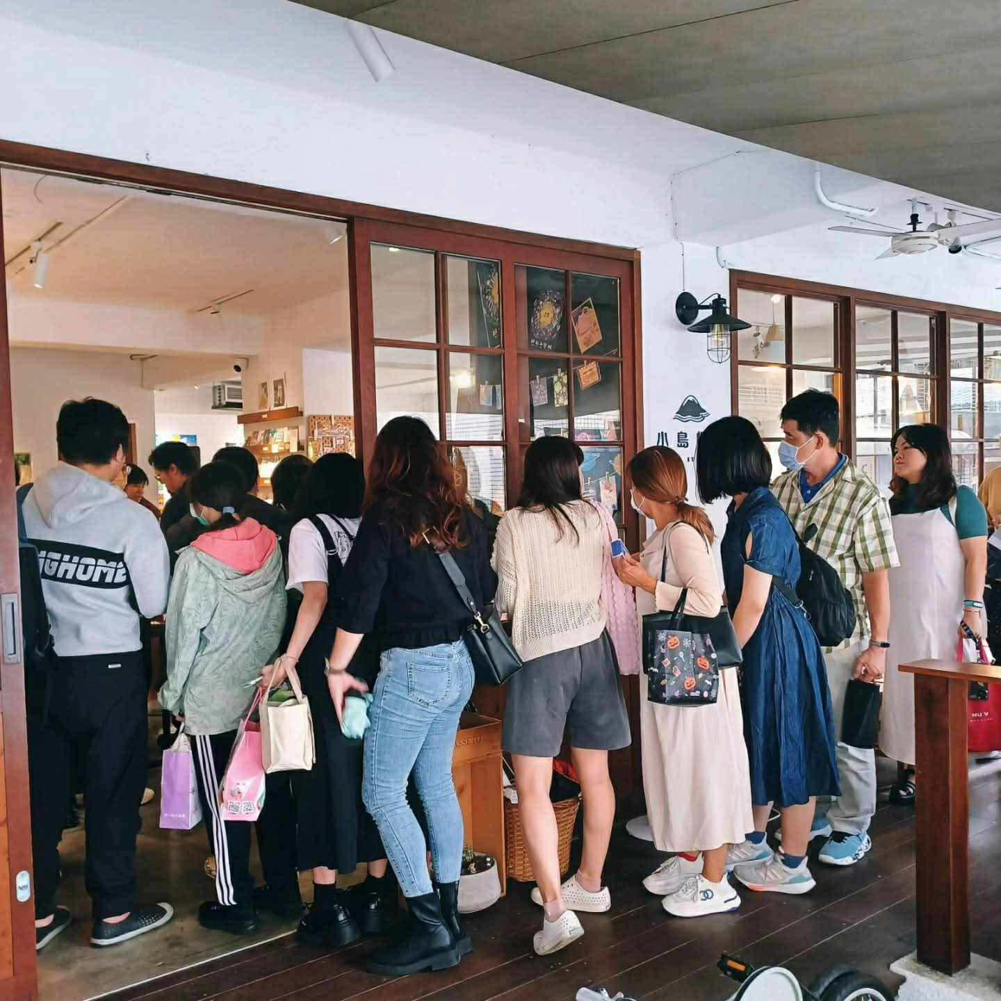 舉辦的插畫及創作展覽，也吸引到很多創作者的粉絲到場排隊入場參觀他們的創作