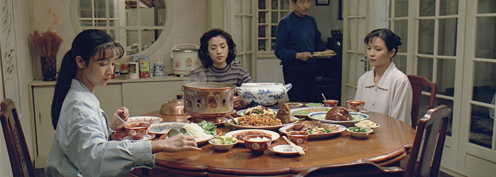 大阪「台灣電影的璀璨今昔」專題影展，首場放映李安導演的《飲食男女》。(國家影視聽中心提供)