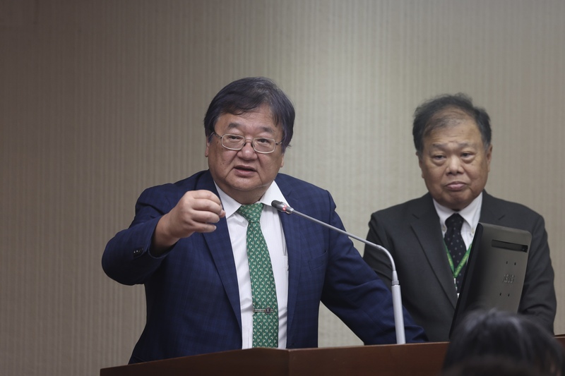 狼醫事件頻傳，民間團體質疑，衛福部5月承諾1個月內規畫「狼醫查詢平台」，迄今無進度。衛福部長邱泰源（左）日前在立法院表示，非常積極在進行中。一切都要在法規下，必須尋求法源，已向司法院請教，至少將可公開部分，如判決書，呈現在大家看得到的地方。資料照。